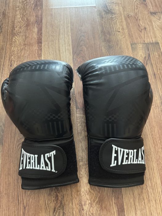 Боксови ръкавици Everlast Spark – черни, с дефект, евтино