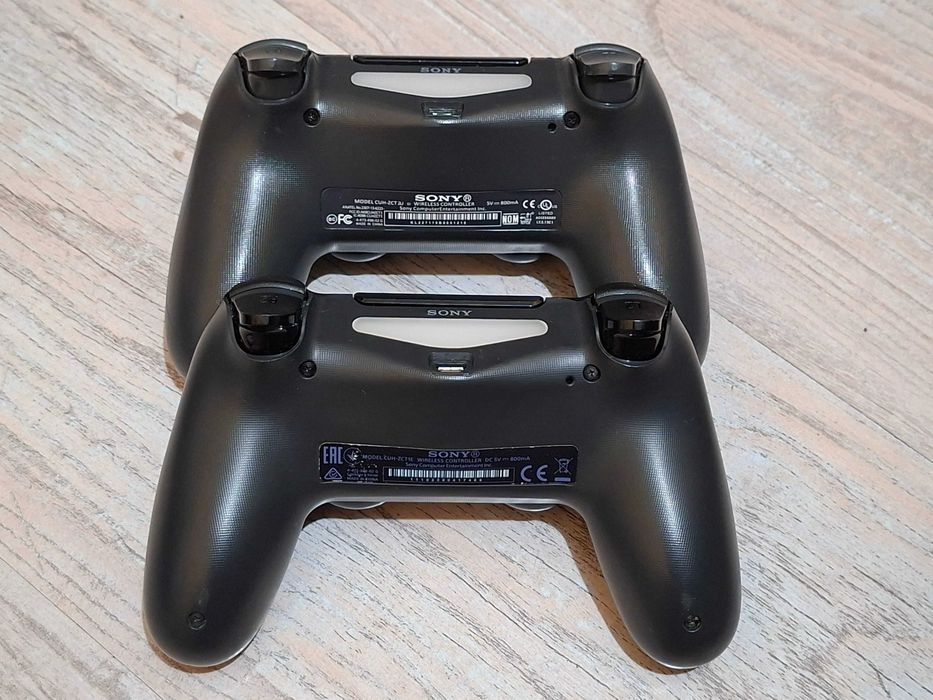 Продавам Ps 4 slim с два джоистика,кабел и включва игра GTA 5.Вътре във плейстеишънът има още много игри.