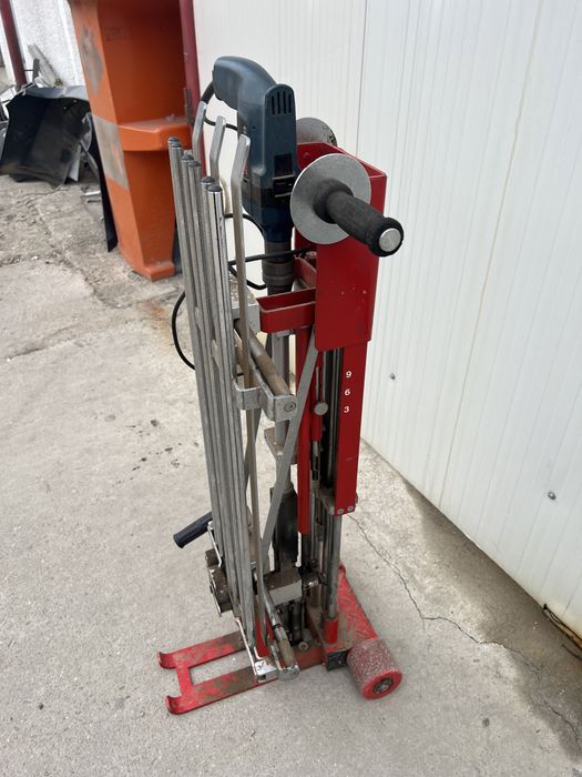 Mașină de montaj ergonomică pentru combinație tub-șurub