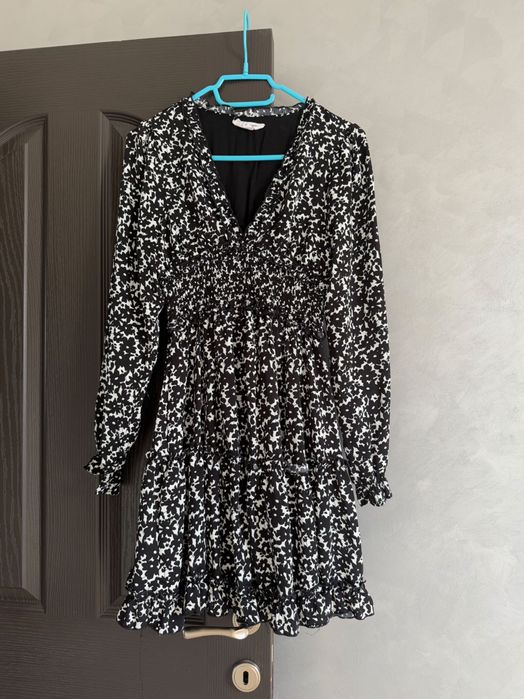 Рокля черно и бяло с ластик