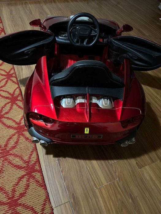 Moshina Ferrari qizil