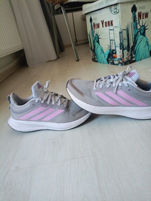 Vând pantofi sport pentru alergare,Adidas mărimea 40,