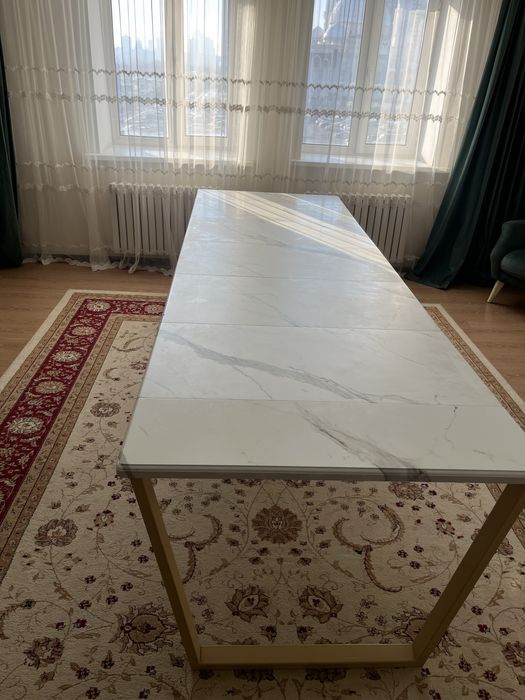 Большой стол со стульями