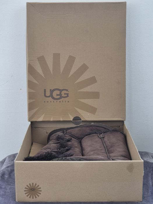 UGG    W   Bailey Button Triplet      Chocolate