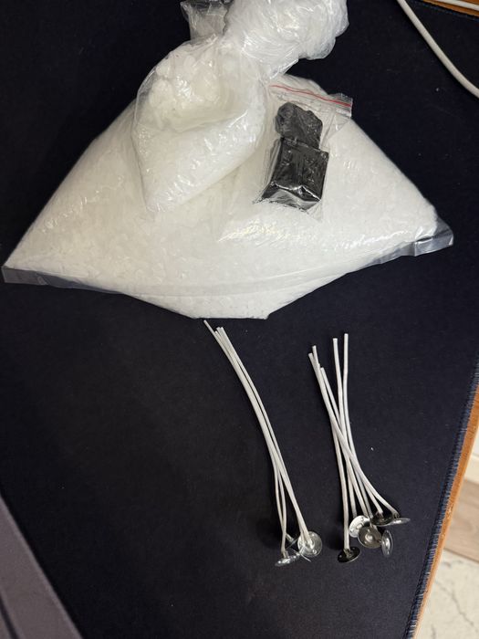 Белый пчелинный воск, фитили, краситель, свечеварение