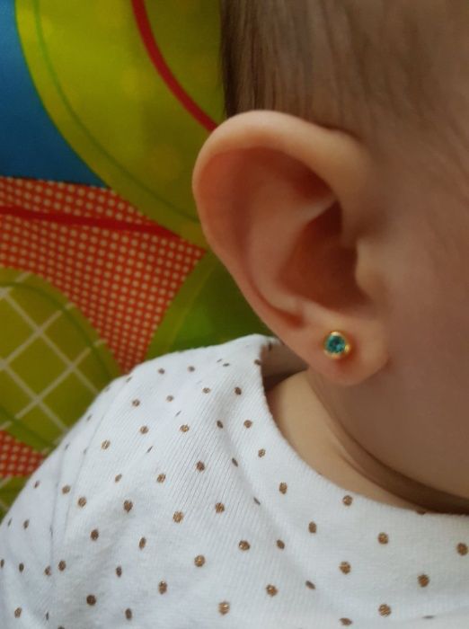 Perforare/gauri in urechi cu pistol si cercei medicinali