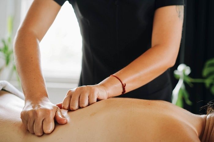Masaj terapeutic și de relaxare la tine acasă – Confort și stare de bine
