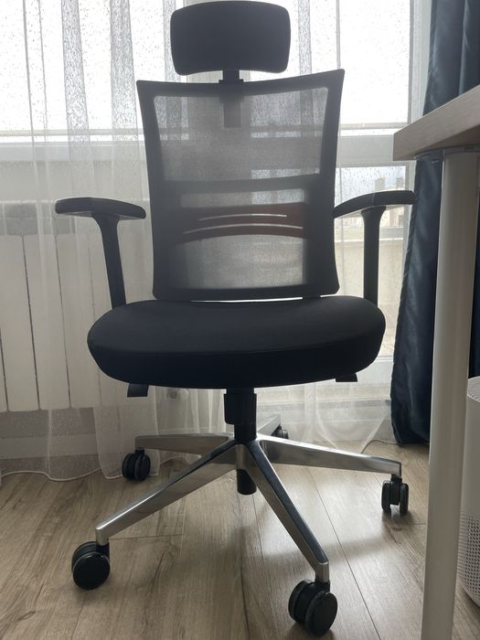 Ергонимичен офис стол