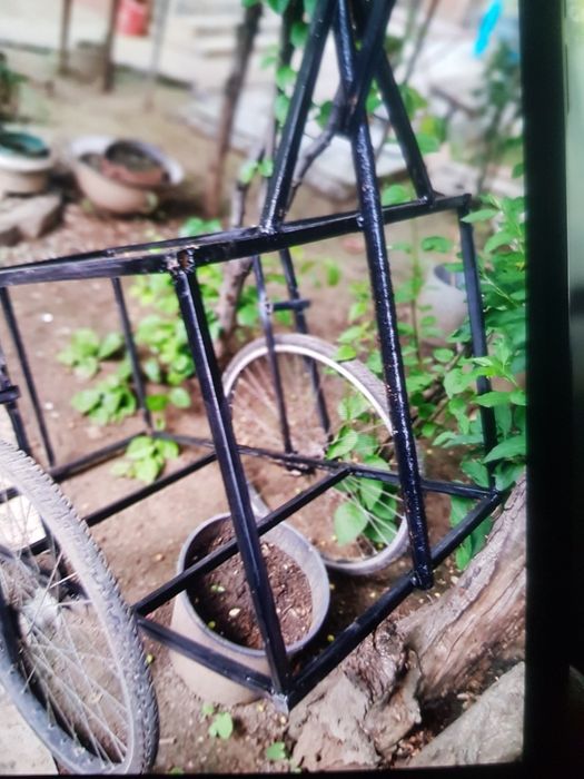 Remorcă de bicicletă  cu roti pe  24   are 1m  pe 60  cmm