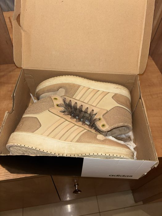 Бежови кецове Адидас. Пухкави и топли отвътре. Чудесни за зимата.