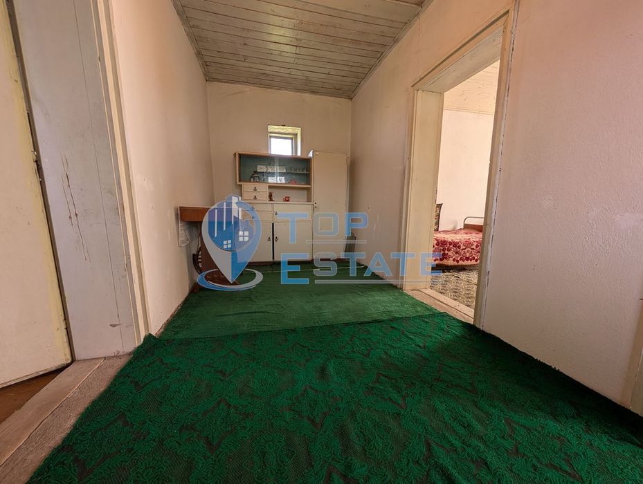 Едноетажна тухлена къща с гараж в село Павел