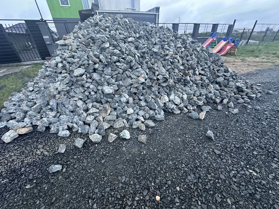 Livrez la comandă cribluri piatra concasata nisip sort balast pamant refuz de ciur si alte materiale necesare la constructii