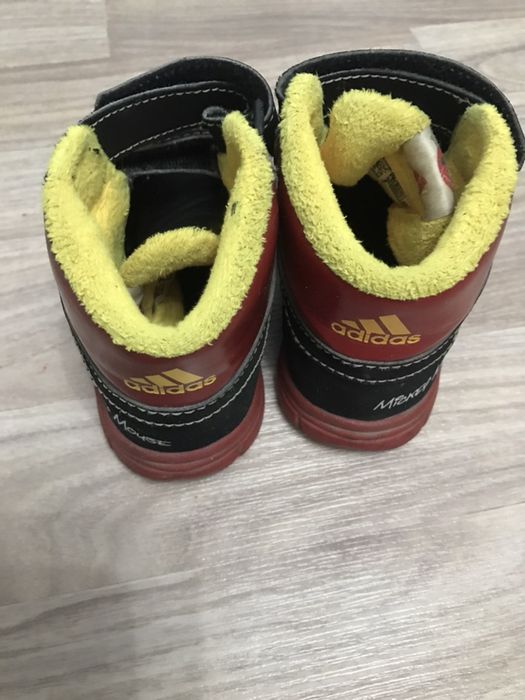 Продам кроссовки для девочки Adidas