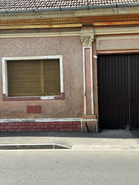 Apartament curte comuna ,centru ,langa Liceul Eminescu