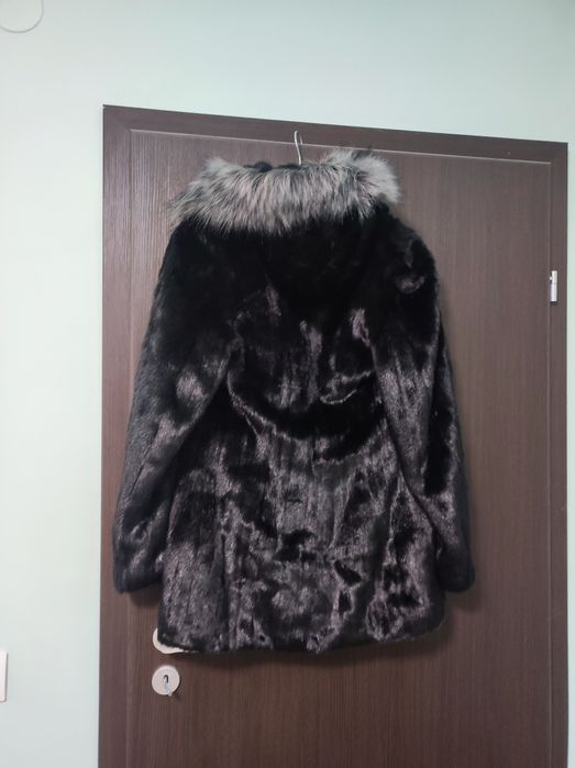 Елегантно късо палто с ефектна качулка