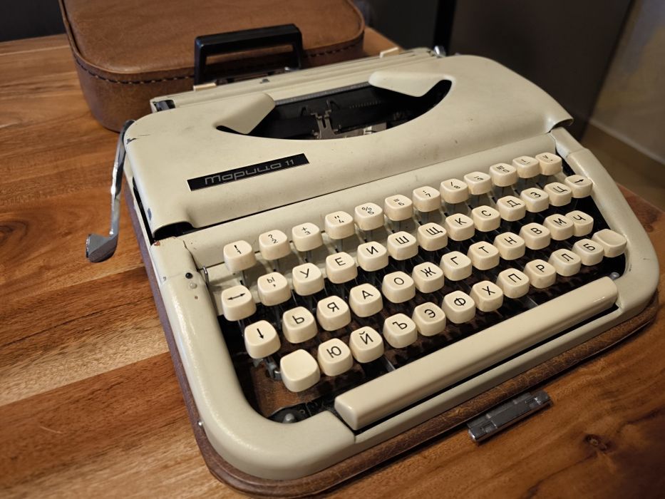 Максимално запазена Maritsa 11 (Марица 11) пишеща машина с калъф, идеа