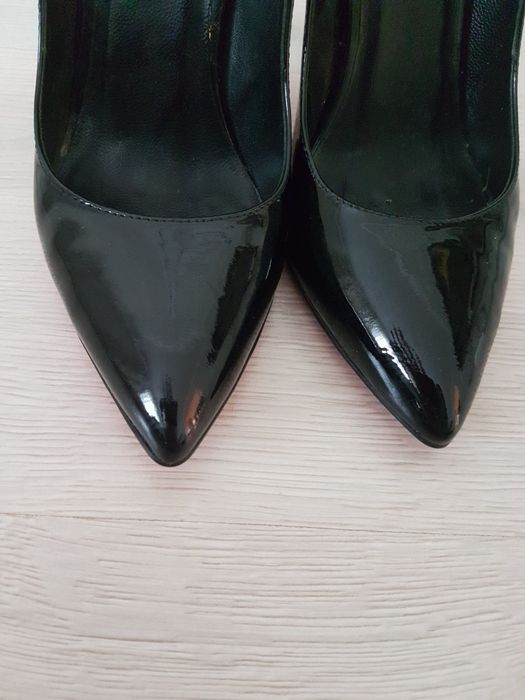 Лаковые черные туфли