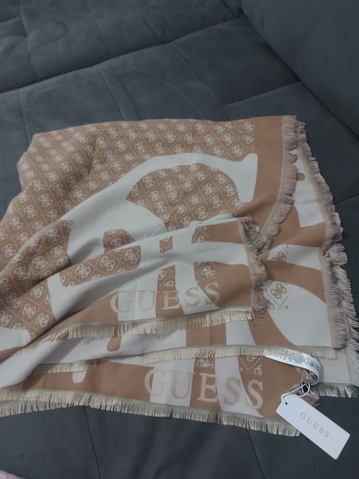 Vând Șal-Esarfa Guess