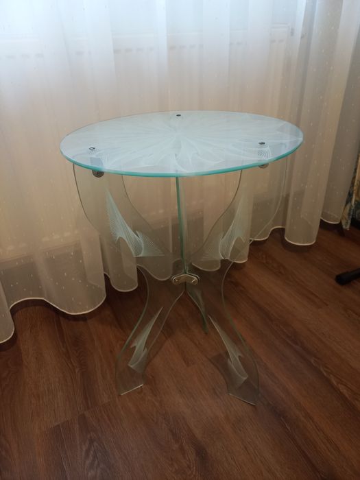 Masuta de sticla cu 3 picioare de sustinere tot din sticla.
Sticla are