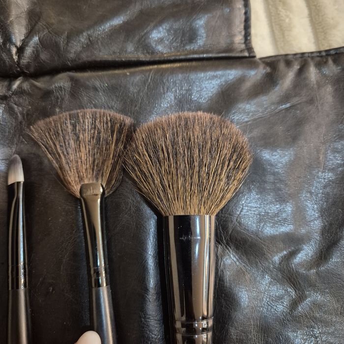 Четки за грим/естествена косъм в калъф от естествена кожа