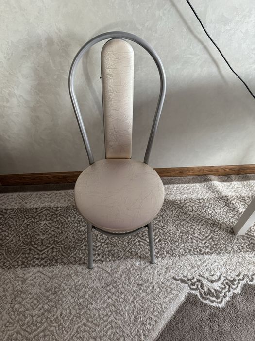 Продаю стол со стульями