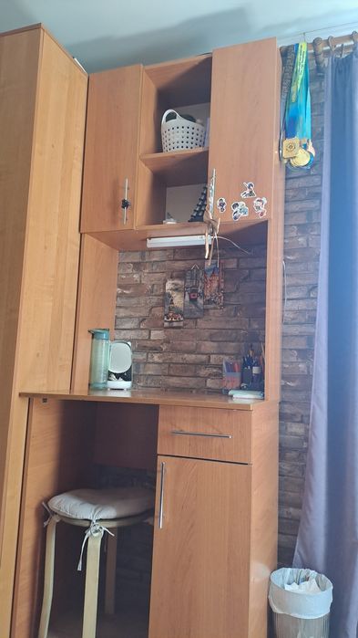 Стол со шкафчиками и полками