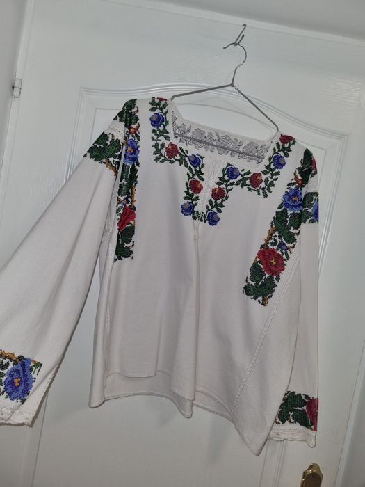 Cămăși cusute cu mărgele