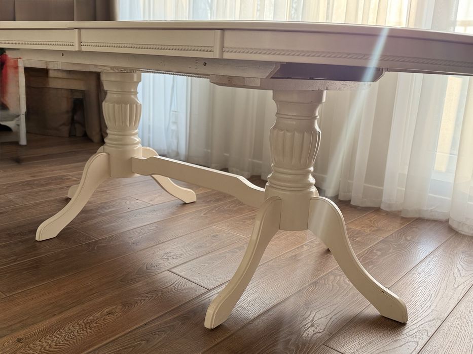 Белый стол со стульями