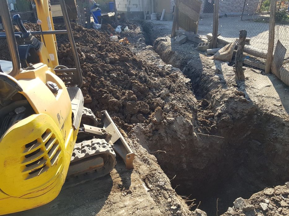 Execut lucrari cu mini excavator Komatsu