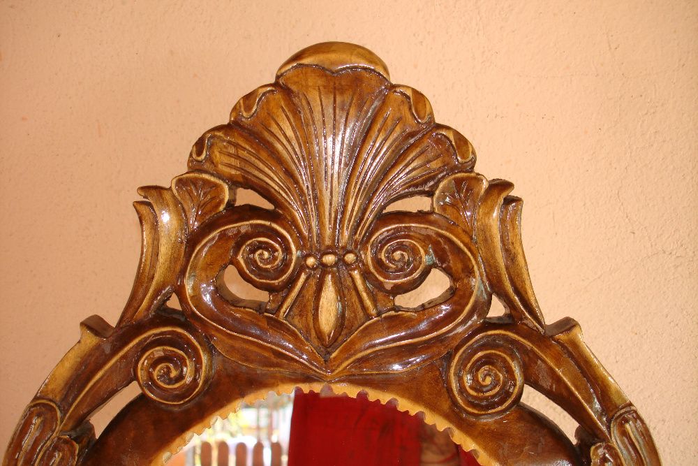 Oglinda veche cu rama sculptata