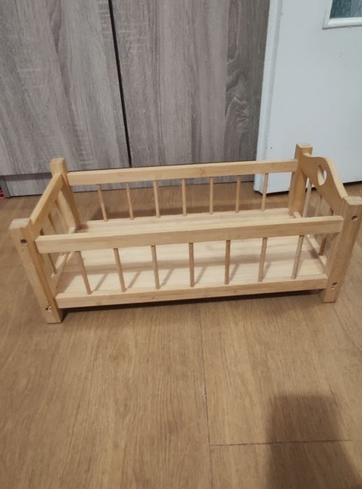 Дървено креватче за кукли