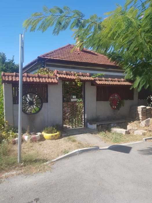 Продавам селска къща с чудесно място за грижи за животни и реколта.