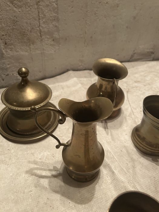 Месингови вази, свещник, тиган…