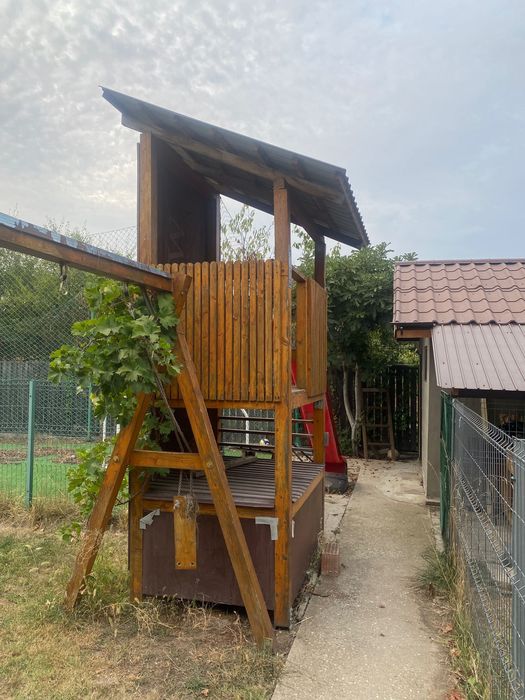 Loc de joaca copii. Tobogan. Perete catarari