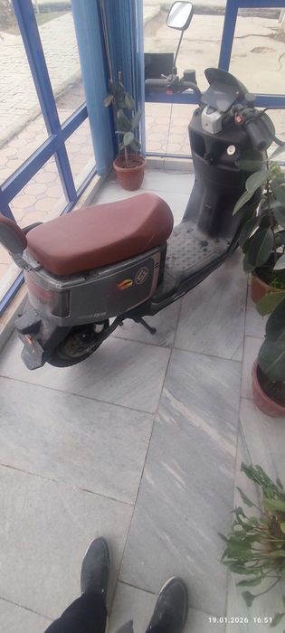 Elektro Skutercha sotiladi akumlyatori utirib qogan uzi yurishi zor ke