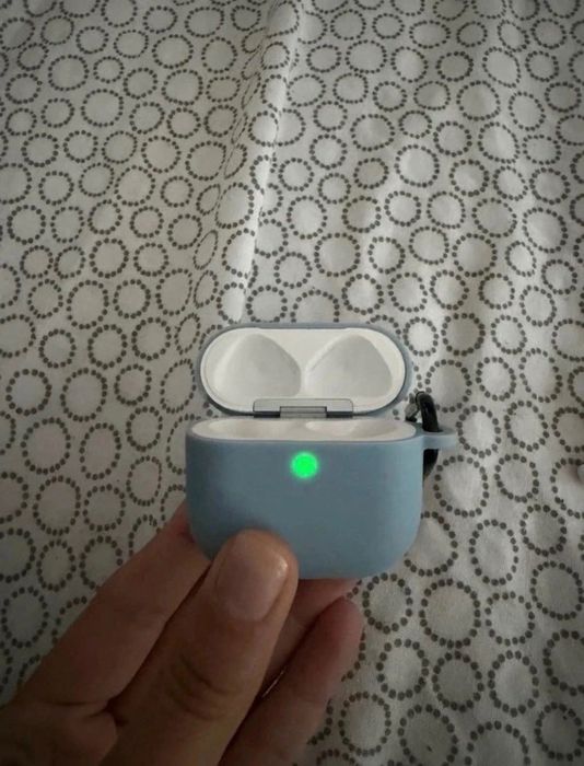 AirPods 4 cu anulare activă a zgomotului și caseta cu încărcare USB C și wireless