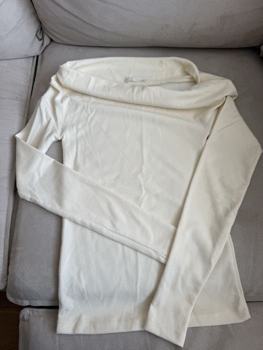 Бежов пуловер Guess и блузи и ризи Zara