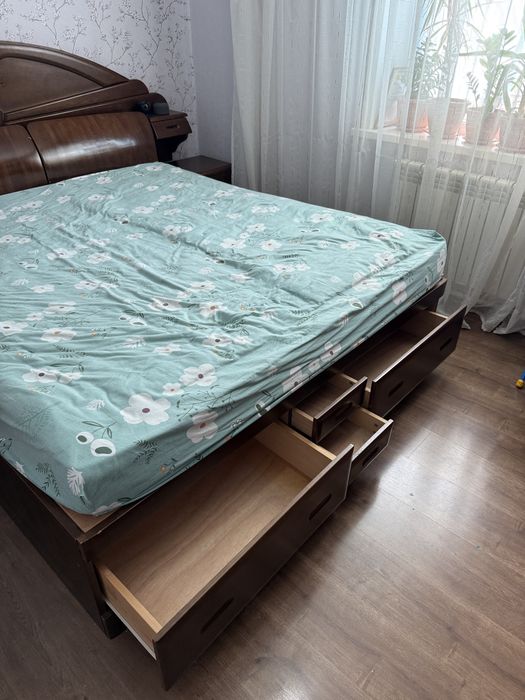 Продам спальный гарнитур