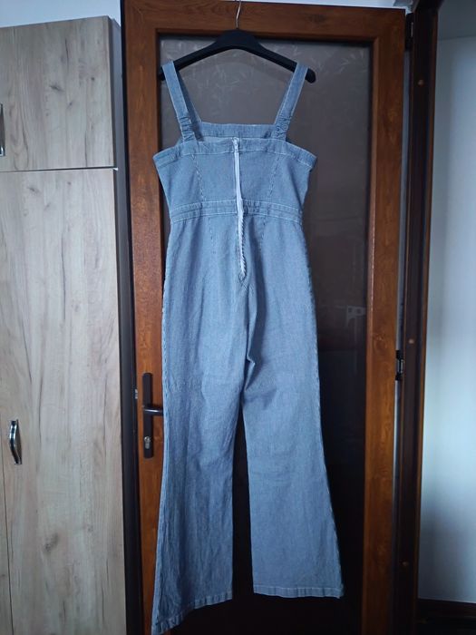 Salopetă din denim mărimea 40, evazată.