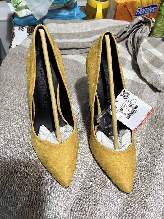 Stiletto noi galbeni Bershka