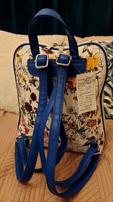 Дамска раница на цветя със сини дръжки
