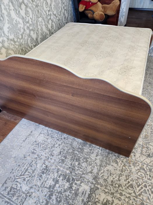 Продам кровать с матрасом  б/у