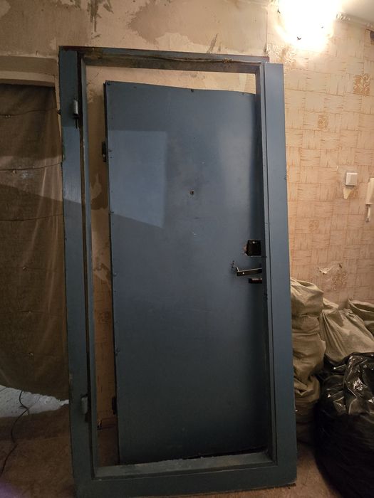Продам б/у входной дверь