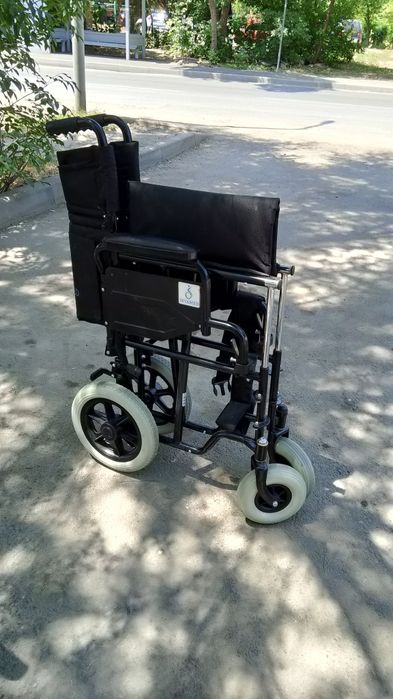 Инвалидная коляска  почти новая!. Прогулочная и домашняя.