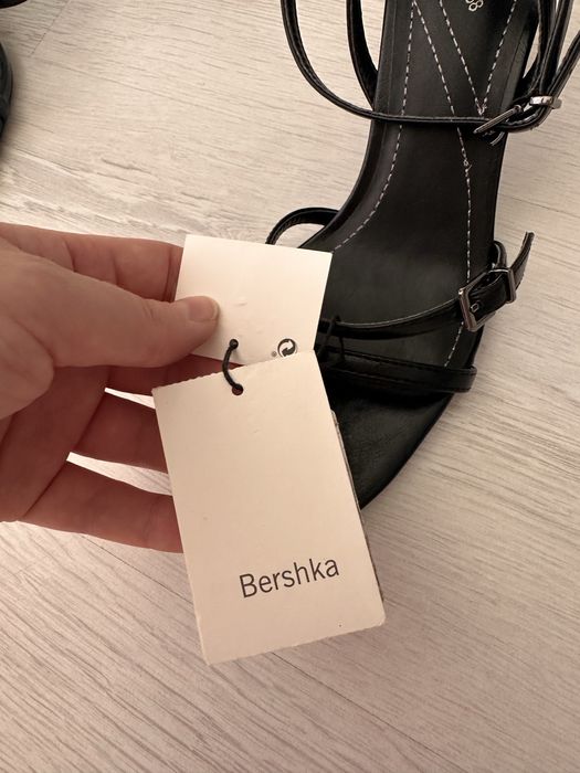 Обувки - Сандали на нисък ток черни Bershka