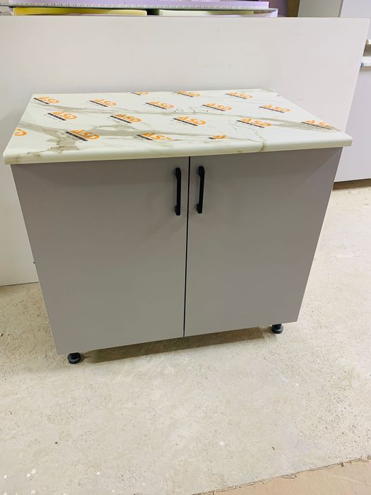 Кухонный шкаф. Табуретка. Кухонная мебель.