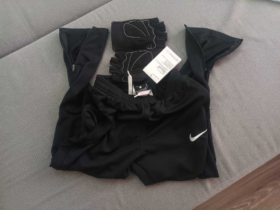 Оригинални NIKE Долнище с ципове 8-10 години и ръкавици Nike Fit Dry