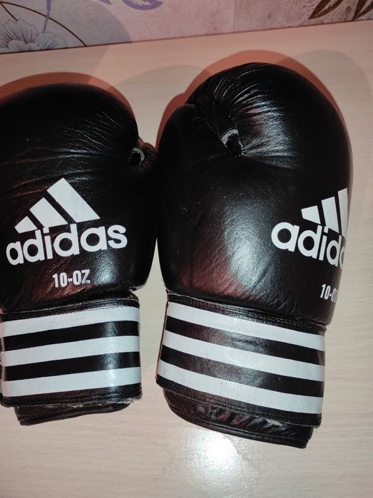 Боксерские перчатки и шлем.