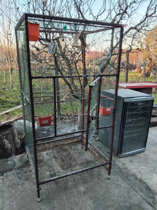 Se vinde voliera medie/mare pentru papagali