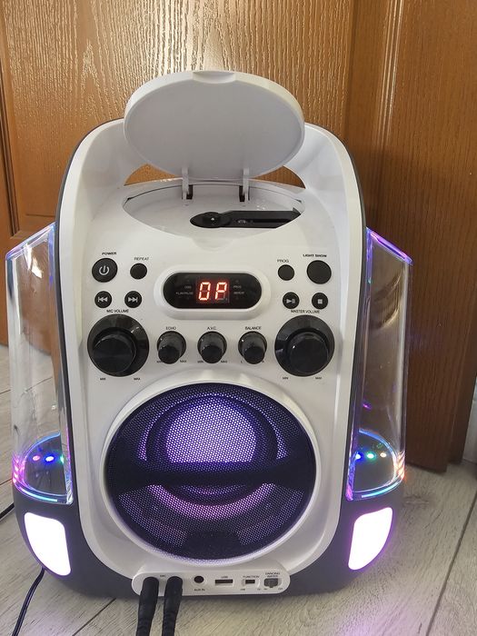 Boxă cu lumini și joc de apă